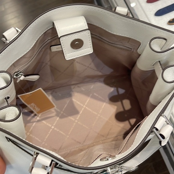 MICHAEL KORS HAMILTON MEDIUM SATCHEL
COLOR: OPTIC WHITE
NWT - Picture 11 of 16